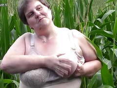 UhBabe presents: Big fat mama do this in a cornfield
